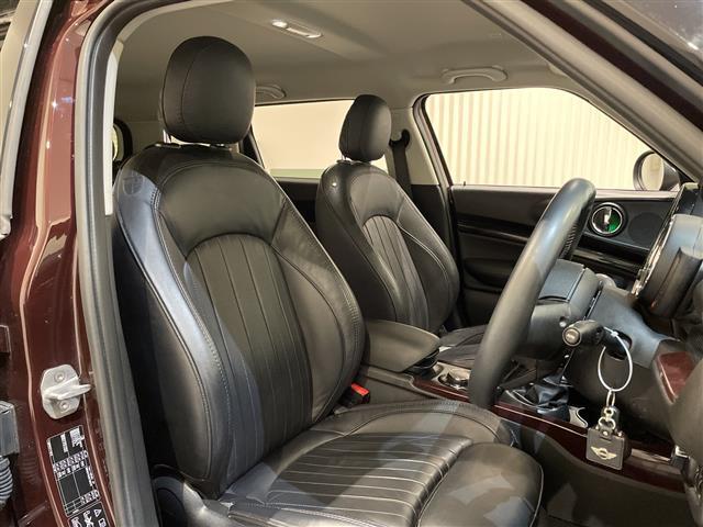 MINI クーパーS クラブマン オール4 MiniYoursレザーラウンジカーボンブラックシート アダプティブクルーズコントロール レーンキピングアシスト リア・ビュー・カメラ MINIドライビング・モード(6枚目)