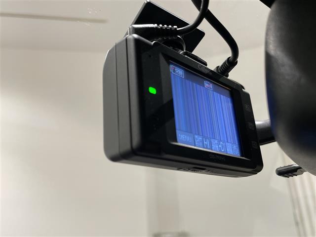 パッソ Ｘ　クツロギ　アイドリングストップ．Ｂｌｕｅｔｏｏｔｈ．ＡＢＳ．ＣＤ／ＣＤチェンジャー．ＡＵＸ．ワンセグＴＶ．ベンチシート．ＳＤナビ．前後ドライブレコーダー．横滑り防止装置．Ｗエアバッグ．純正アルミホイール（2枚目）