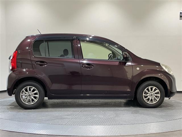 パッソ Ｘ　クツロギ　アイドリングストップ．Ｂｌｕｅｔｏｏｔｈ．ＡＢＳ．ＣＤ／ＣＤチェンジャー．ＡＵＸ．ワンセグＴＶ．ベンチシート．ＳＤナビ．前後ドライブレコーダー．横滑り防止装置．Ｗエアバッグ．純正アルミホイール（28枚目）