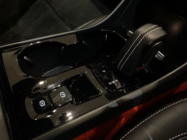 ＸＣ４０ Ｔ４　ＡＷＤ　Ｒデザイン　ワンオーナー　純正ＨＤＤナビ【ＢＴ／フルセグＴＶ／ＦＭ／ＡＭ／Ａｐｐｌｅｃａｒｐｌａｙ】ハーマンカードンスピーカー　全方位／フロント／両サイド／バックカメラ　ドライブレコーダー（14枚目）