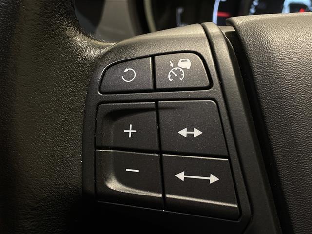 Ｖ４０ Ｔ２　キネティック　アイドリングストップ．ＥＴＣ．Ｂｌｕｅｔｏｏｔｈ．ＡＢＳ．ＵＳＢ．ｉＰｏｄ．クルーズコントロール．ＨＤＤナビ．純正フロアマット．レーンキープアシスト．オートライト．コーナーセンサー後．ＢＬＩＳ．（4枚目）