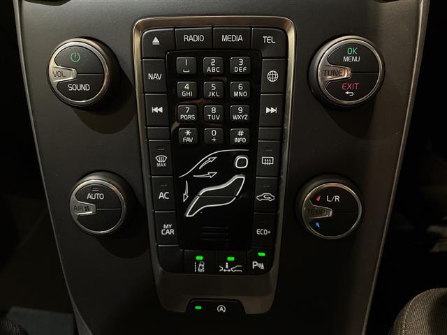 Ｖ４０ Ｔ２　キネティック　アイドリングストップ．ＥＴＣ．Ｂｌｕｅｔｏｏｔｈ．ＡＢＳ．ＵＳＢ．ｉＰｏｄ．クルーズコントロール．ＨＤＤナビ．純正フロアマット．レーンキープアシスト．オートライト．コーナーセンサー後．ＢＬＩＳ．（8枚目）