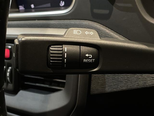 Ｖ４０ Ｔ２　キネティック　アイドリングストップ．ＥＴＣ．Ｂｌｕｅｔｏｏｔｈ．ＡＢＳ．ＵＳＢ．ｉＰｏｄ．クルーズコントロール．ＨＤＤナビ．純正フロアマット．レーンキープアシスト．オートライト．コーナーセンサー後．ＢＬＩＳ．（12枚目）