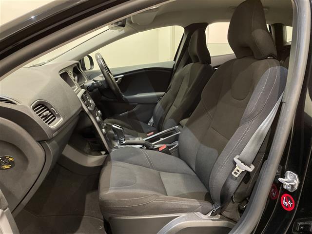 Ｖ４０ Ｔ２　キネティック　アイドリングストップ．ＥＴＣ．Ｂｌｕｅｔｏｏｔｈ．ＡＢＳ．ＵＳＢ．ｉＰｏｄ．クルーズコントロール．ＨＤＤナビ．純正フロアマット．レーンキープアシスト．オートライト．コーナーセンサー後．ＢＬＩＳ．（17枚目）