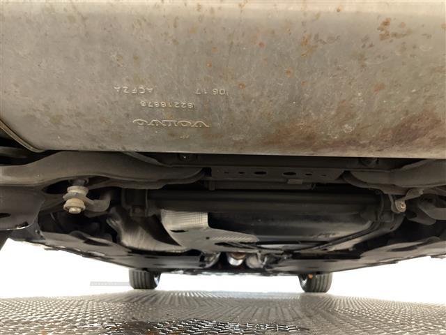 Ｖ４０ Ｔ２　キネティック　アイドリングストップ．ＥＴＣ．Ｂｌｕｅｔｏｏｔｈ．ＡＢＳ．ＵＳＢ．ｉＰｏｄ．クルーズコントロール．ＨＤＤナビ．純正フロアマット．レーンキープアシスト．オートライト．コーナーセンサー後．ＢＬＩＳ．（21枚目）