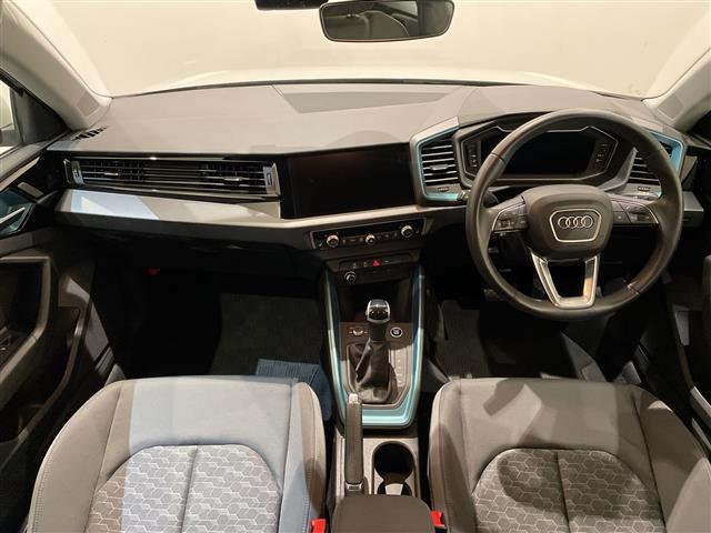 Ａ１スポーツバック アーバンシックエディション　５アームポリゴンデザインブラック１７インチＡＷ　ブラックＡｕｄｉ　ｒｉｎｇｓ　ブラックスタイリングパッケージ　コンビニエンス　＆　アシスタンスパッケージ　アダプティブクルーズコントロール（8枚目）