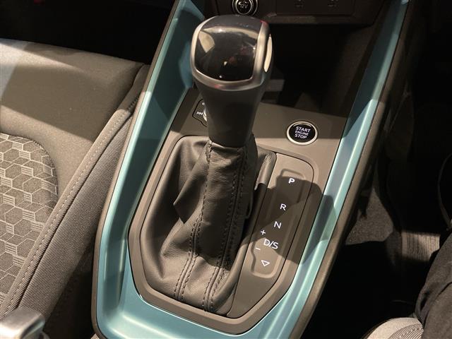 Ａ１スポーツバック アーバンシックエディション　５アームポリゴンデザインブラック１７インチＡＷ　ブラックＡｕｄｉ　ｒｉｎｇｓ　ブラックスタイリングパッケージ　コンビニエンス　＆　アシスタンスパッケージ　アダプティブクルーズコントロール（14枚目）