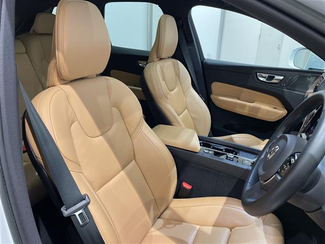 ＸＣ６０ アルティメット　Ｂ５　ＡＷＤ　パノラマサンルーフ　純正ナビ　Ｂｌｕｅｔｏｏｔｈ　３６０°カメラ　茶革　パワーシート　シートヒーター　パワーバックドア　コーナーセンサー　純正１９インチアルミホイール　ＬＥＤヘッドライト　ＥＴＣ（3枚目）