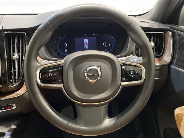 ＸＣ６０ アルティメット　Ｂ５　ＡＷＤ　パノラマサンルーフ　純正ナビ　Ｂｌｕｅｔｏｏｔｈ　３６０°カメラ　茶革　パワーシート　シートヒーター　パワーバックドア　コーナーセンサー　純正１９インチアルミホイール　ＬＥＤヘッドライト　ＥＴＣ（6枚目）