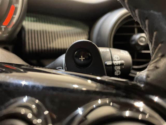 �}�b�g�u���b�N�Ƀz���C�g�̂k�h�a�d�q�`�k�`�̃��S�̌����ƊŔ��ڈ�ł��B