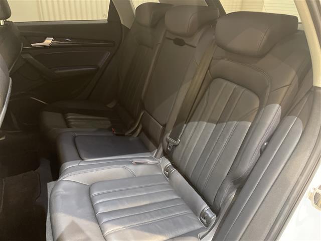 Ｑ５ ２．０ＴＦＳＩクワトロ　レザーパッケージ　フロントシート　リヤシート　ヘッドレスト　ドアアームレスト　センターアームレスト　デコラティブパネル　オプションタイヤサイズ２５５／４５　Ｒ２０　フロント／リアフロアマット（3枚目）