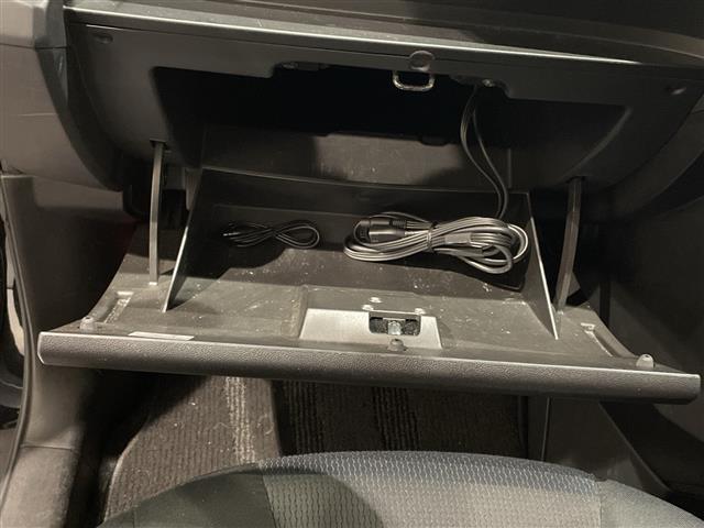 プレマシー ２０Ｃ－スカイアクティブ　アイドリングストップ．ＥＴＣ．Ｂｌｕｅｔｏｏｔｈ．ＡＢＳ．バックカメラ．純正フロアマット．３列シート．ウォークスルー．ＣＤ／ＣＤチェンジャー．両側スライドドア．横滑り防止装置．社外アルミ．布シート（14枚目）