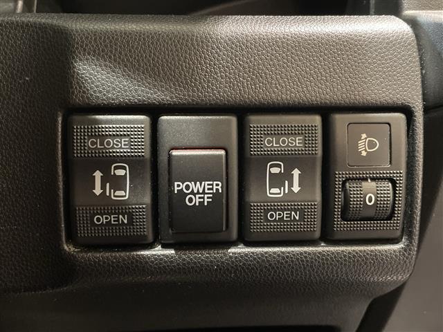 プレマシー ２０Ｃ－スカイアクティブ　アイドリングストップ．ＥＴＣ．Ｂｌｕｅｔｏｏｔｈ．ＡＢＳ．バックカメラ．純正フロアマット．３列シート．ウォークスルー．ＣＤ／ＣＤチェンジャー．両側スライドドア．横滑り防止装置．社外アルミ．布シート（18枚目）