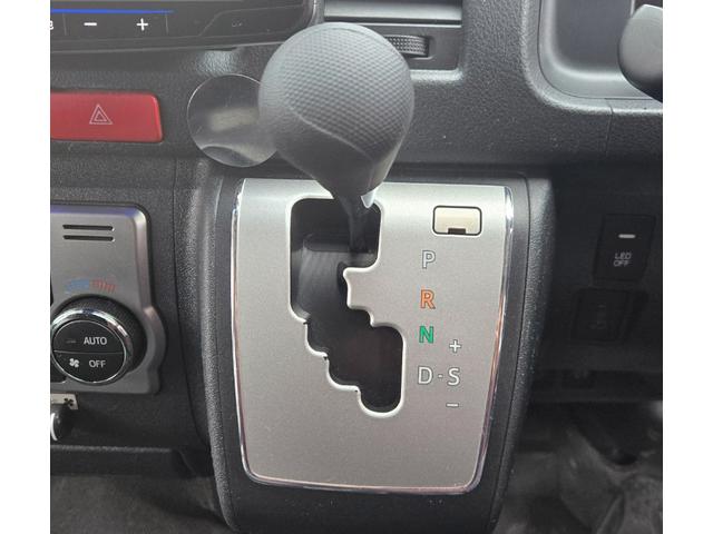 ハイエースコミューター スーパーロングＧＬ　３ナンバー１０人乗り構造変更　スマートキ　ＬＥＤヘッドライト　衝突被害軽減システム　バックカメラ　パワースライドドア　ＥＴＣ　全席フルフラット　前後ドライブレコーダー　Ｂｌｕｅｔｏｏｔｈ　車載用冷蔵庫（26枚目）