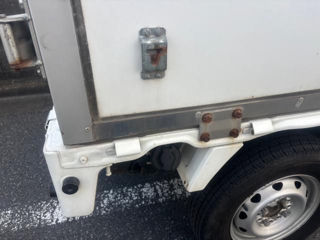 ＮＴ１００クリッパートラック ＤＸ　エンジン型式：Ｒ０６Ａ・ステアリング形式：パワーアシスト付きラック＆ピニオン・パートタイム４ＷＤ・３ＡＴ・運転席：エアバック・ＡＭ／ＦＭラジオ・マニュアルエアコン・ＵＶカットガラス・ＥＴＣ（10枚目）