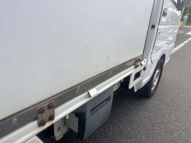 ＮＴ１００クリッパートラック ＤＸ　エンジン型式：Ｒ０６Ａ・ステアリング形式：パワーアシスト付きラック＆ピニオン・パートタイム４ＷＤ・３ＡＴ・運転席：エアバック・ＡＭ／ＦＭラジオ・マニュアルエアコン・ＵＶカットガラス・ＥＴＣ（11枚目）