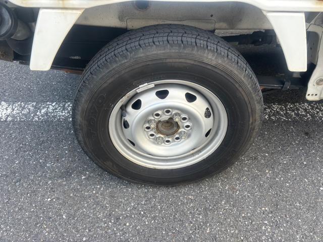 ＮＴ１００クリッパートラック ＤＸ　エンジン型式：Ｒ０６Ａ・ステアリング形式：パワーアシスト付きラック＆ピニオン・パートタイム４ＷＤ・３ＡＴ・運転席：エアバック・ＡＭ／ＦＭラジオ・マニュアルエアコン・ＵＶカットガラス・ＥＴＣ（16枚目）