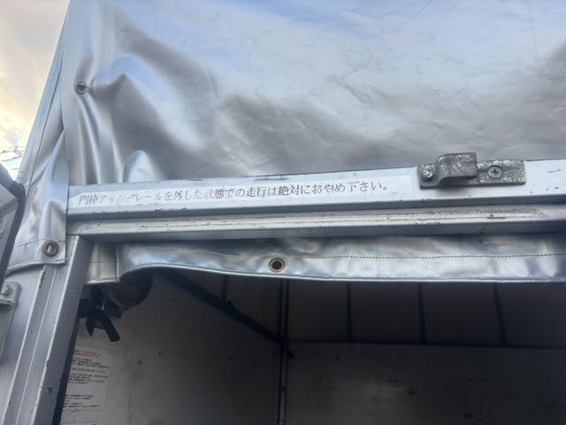 ＮＴ１００クリッパートラック ＤＸ　エンジン型式：Ｒ０６Ａ・ステアリング形式：パワーアシスト付きラック＆ピニオン・パートタイム４ＷＤ・３ＡＴ・運転席：エアバック・ＡＭ／ＦＭラジオ・マニュアルエアコン・ＵＶカットガラス・ＥＴＣ（20枚目）