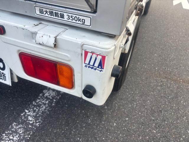 ＮＴ１００クリッパートラック ＤＸ　エンジン型式：Ｒ０６Ａ・ステアリング形式：パワーアシスト付きラック＆ピニオン・パートタイム４ＷＤ・３ＡＴ・運転席：エアバック・ＡＭ／ＦＭラジオ・マニュアルエアコン・ＵＶカットガラス・ＥＴＣ（22枚目）