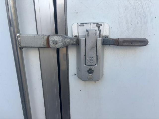 ＮＴ１００クリッパートラック ＤＸ　エンジン型式：Ｒ０６Ａ・ステアリング形式：パワーアシスト付きラック＆ピニオン・パートタイム４ＷＤ・３ＡＴ・運転席：エアバック・ＡＭ／ＦＭラジオ・マニュアルエアコン・ＵＶカットガラス・ＥＴＣ（28枚目）