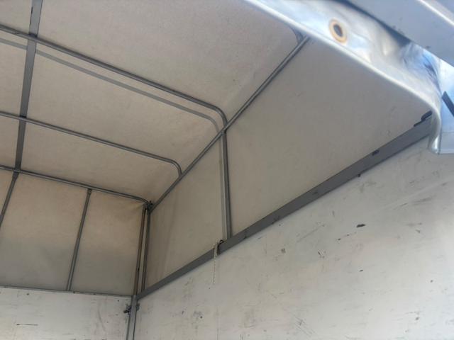 ＮＴ１００クリッパートラック ＤＸ　エンジン型式：Ｒ０６Ａ・ステアリング形式：パワーアシスト付きラック＆ピニオン・パートタイム４ＷＤ・３ＡＴ・運転席：エアバック・ＡＭ／ＦＭラジオ・マニュアルエアコン・ＵＶカットガラス・ＥＴＣ（29枚目）