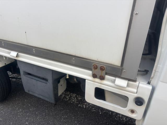 ＮＴ１００クリッパートラック ＤＸ　エンジン型式：Ｒ０６Ａ・ステアリング形式：パワーアシスト付きラック＆ピニオン・パートタイム４ＷＤ・３ＡＴ・運転席：エアバック・ＡＭ／ＦＭラジオ・マニュアルエアコン・ＵＶカットガラス・ＥＴＣ（35枚目）