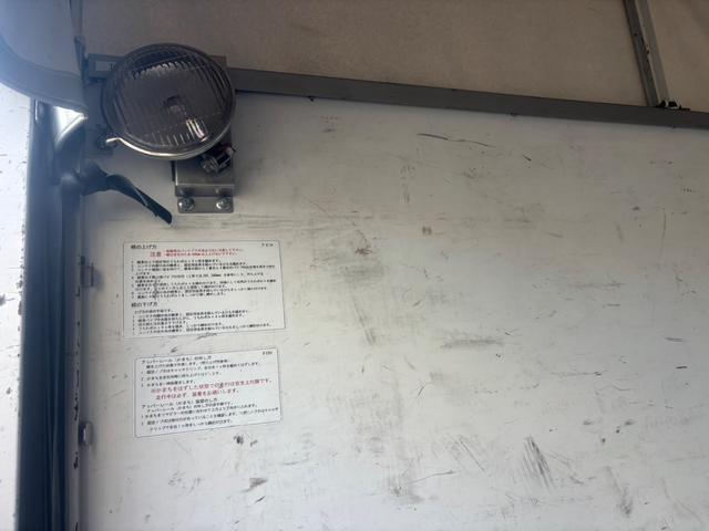 ＮＴ１００クリッパートラック ＤＸ　エンジン型式：Ｒ０６Ａ・ステアリング形式：パワーアシスト付きラック＆ピニオン・パートタイム４ＷＤ・３ＡＴ・運転席：エアバック・ＡＭ／ＦＭラジオ・マニュアルエアコン・ＵＶカットガラス・ＥＴＣ（41枚目）