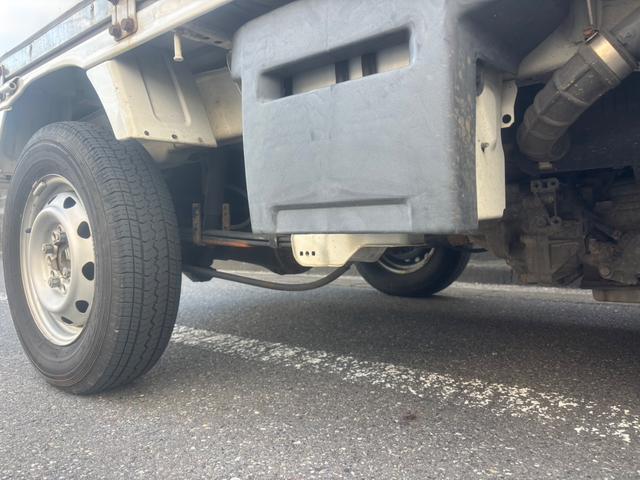 ＮＴ１００クリッパートラック ＤＸ　エンジン型式：Ｒ０６Ａ・ステアリング形式：パワーアシスト付きラック＆ピニオン・パートタイム４ＷＤ・３ＡＴ・運転席：エアバック・ＡＭ／ＦＭラジオ・マニュアルエアコン・ＵＶカットガラス・ＥＴＣ（42枚目）