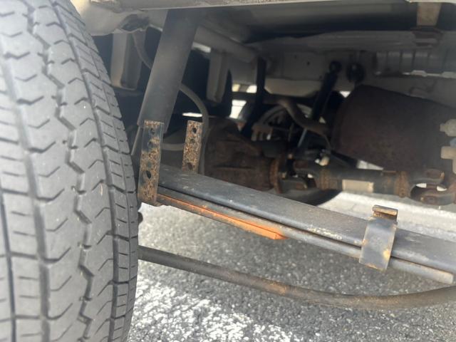 ＮＴ１００クリッパートラック ＤＸ　エンジン型式：Ｒ０６Ａ・ステアリング形式：パワーアシスト付きラック＆ピニオン・パートタイム４ＷＤ・３ＡＴ・運転席：エアバック・ＡＭ／ＦＭラジオ・マニュアルエアコン・ＵＶカットガラス・ＥＴＣ（43枚目）