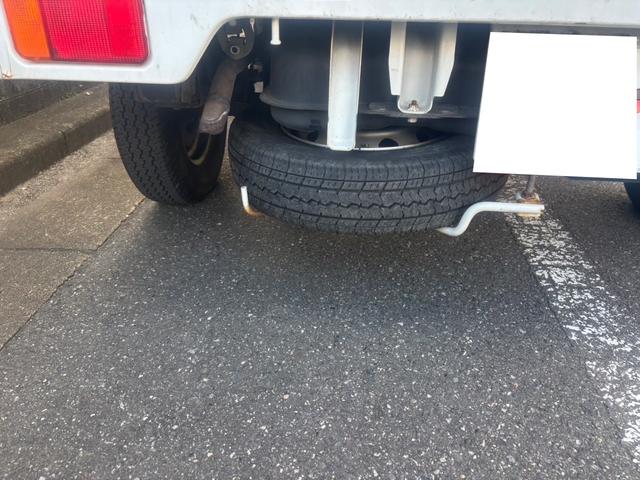 ＮＴ１００クリッパートラック ＤＸ　エンジン型式：Ｒ０６Ａ・ステアリング形式：パワーアシスト付きラック＆ピニオン・パートタイム４ＷＤ・３ＡＴ・運転席：エアバック・ＡＭ／ＦＭラジオ・マニュアルエアコン・ＵＶカットガラス・ＥＴＣ（44枚目）