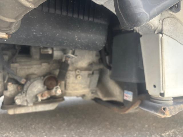 ＮＴ１００クリッパートラック ＤＸ　エンジン型式：Ｒ０６Ａ・ステアリング形式：パワーアシスト付きラック＆ピニオン・パートタイム４ＷＤ・３ＡＴ・運転席：エアバック・ＡＭ／ＦＭラジオ・マニュアルエアコン・ＵＶカットガラス・ＥＴＣ（49枚目）