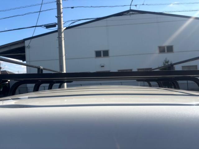 ハイゼットカーゴ クルーズターボ　車検令和８年１０月・ターボ搭載・キーレスエントリー・前席パワーウインドウ・社外ＡＷ・両側スライドドア・サイドバイザー・ナビ＆ＴＶ・ＥＴＣ・ルーフキャリア（12枚目）