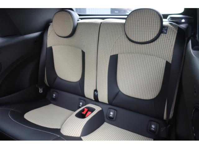 ＭＩＮＩ クーパーＳ　コンバーチブル　レゾリュートエディション　後期型　特別仕様限定車／電動トップオープンカー／Ａｐｐｌｅ　Ｃａｒ　Ｐｌａｙ対応ディスプレイオーディオ／ＵＳＢ／Ｂトゥース／Ｂカメラ／レゾリュートブロンズカラーアクセントパーツ／専用ハーフレザーシート（23枚目）