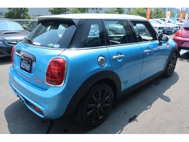 ＭＩＮＩ クーパーＳ　ＤＣＴ　ホワイトルーフ２トンカラー　後期型　純正ナビ／ＵＳＢ／Ｂトゥース／Ｂカメラ／ＬＥＤヘッドライト／ＬＥＤライナー／ＬＥＤフォグランプ／ユニオンジャックＬＥＤテールランプ／純正１７インチＡＷ／専用デュアルマフラー／衝突軽減ブレーキサポート（12枚目）