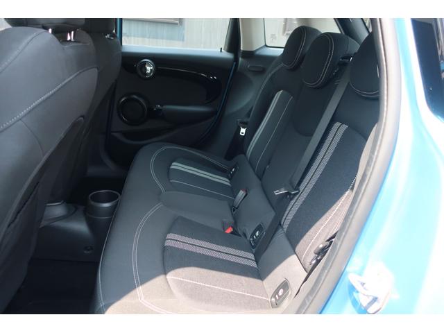 ＭＩＮＩ クーパーＳ　ＤＣＴ　ホワイトルーフ２トンカラー　後期型　純正ナビ／ＵＳＢ／Ｂトゥース／Ｂカメラ／ＬＥＤヘッドライト／ＬＥＤライナー／ＬＥＤフォグランプ／ユニオンジャックＬＥＤテールランプ／純正１７インチＡＷ／専用デュアルマフラー／衝突軽減ブレーキサポート（22枚目）