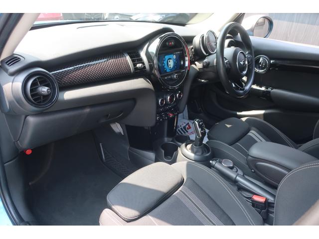 ＭＩＮＩ クーパーＳ　ＤＣＴ　ホワイトルーフ２トンカラー　後期型　純正ナビ／ＵＳＢ／Ｂトゥース／Ｂカメラ／ＬＥＤヘッドライト／ＬＥＤライナー／ＬＥＤフォグランプ／ユニオンジャックＬＥＤテールランプ／純正１７インチＡＷ／専用デュアルマフラー／衝突軽減ブレーキサポート（26枚目）