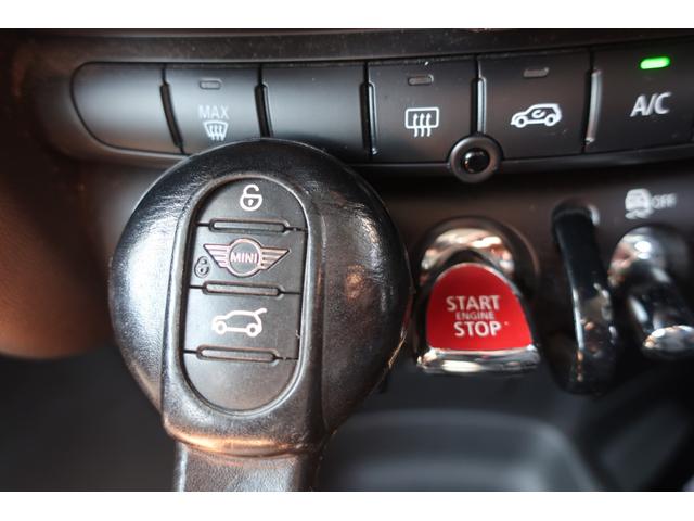 ＭＩＮＩ クーパーＳ　ＤＣＴ　ホワイトルーフ２トンカラー　後期型　純正ナビ／ＵＳＢ／Ｂトゥース／Ｂカメラ／ＬＥＤヘッドライト／ＬＥＤライナー／ＬＥＤフォグランプ／ユニオンジャックＬＥＤテールランプ／純正１７インチＡＷ／専用デュアルマフラー／衝突軽減ブレーキサポート（33枚目）
