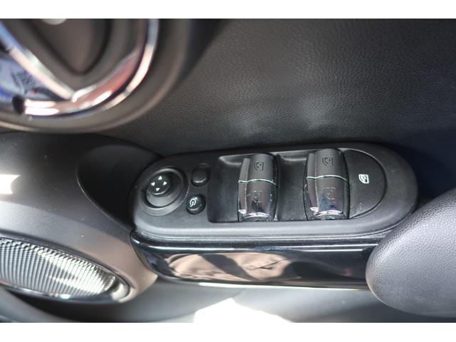 ＭＩＮＩ クーパーＳ　ＤＣＴ　ホワイトルーフ２トンカラー　後期型　純正ナビ／ＵＳＢ／Ｂトゥース／Ｂカメラ／ＬＥＤヘッドライト／ＬＥＤライナー／ＬＥＤフォグランプ／ユニオンジャックＬＥＤテールランプ／純正１７インチＡＷ／専用デュアルマフラー／衝突軽減ブレーキサポート（36枚目）