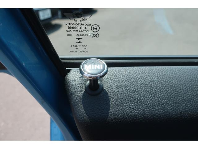 ＭＩＮＩ クーパーＳ　ＤＣＴ　ホワイトルーフ２トンカラー　後期型　純正ナビ／ＵＳＢ／Ｂトゥース／Ｂカメラ／ＬＥＤヘッドライト／ＬＥＤライナー／ＬＥＤフォグランプ／ユニオンジャックＬＥＤテールランプ／純正１７インチＡＷ／専用デュアルマフラー／衝突軽減ブレーキサポート（39枚目）