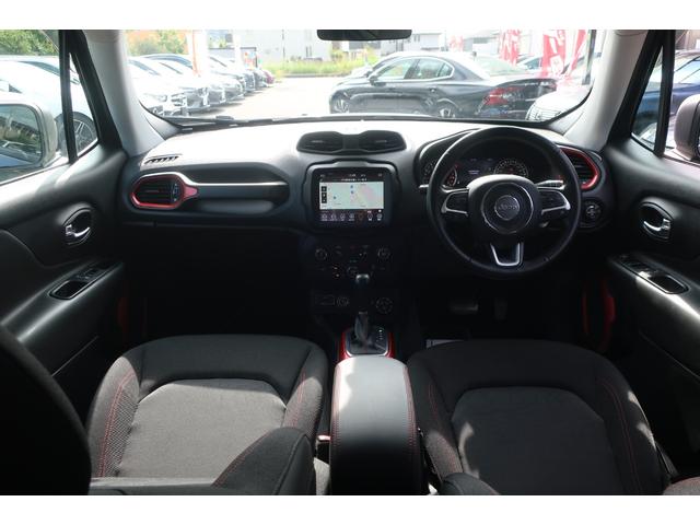 ジープ・レネゲード トレイルホーク　４ＷＤ　後期型　純正ナビ　後期型／４ＷＤ車／純正ナビ／フルセグＴＶ／Ｂトゥース／Ｂカメラ／ＬＥＤヘッドライト／オートライト／ＬＥＤフォグランプ／純正１７インチＡＷ／ルーフレール／スマートキー／プッシュスタート／電子パーキング（10枚目）