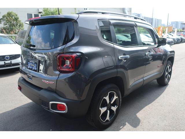 ジープ・レネゲード トレイルホーク　４ＷＤ　後期型　純正ナビ　後期型／４ＷＤ車／純正ナビ／フルセグＴＶ／Ｂトゥース／Ｂカメラ／ＬＥＤヘッドライト／オートライト／ＬＥＤフォグランプ／純正１７インチＡＷ／ルーフレール／スマートキー／プッシュスタート／電子パーキング（12枚目）