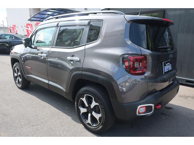 ジープ・レネゲード トレイルホーク　４ＷＤ　後期型　純正ナビ　後期型／４ＷＤ車／純正ナビ／フルセグＴＶ／Ｂトゥース／Ｂカメラ／ＬＥＤヘッドライト／オートライト／ＬＥＤフォグランプ／純正１７インチＡＷ／ルーフレール／スマートキー／プッシュスタート／電子パーキング（14枚目）