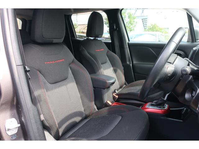ジープ・レネゲード トレイルホーク　４ＷＤ　後期型　純正ナビ　後期型／４ＷＤ車／純正ナビ／フルセグＴＶ／Ｂトゥース／Ｂカメラ／ＬＥＤヘッドライト／オートライト／ＬＥＤフォグランプ／純正１７インチＡＷ／ルーフレール／スマートキー／プッシュスタート／電子パーキング（19枚目）