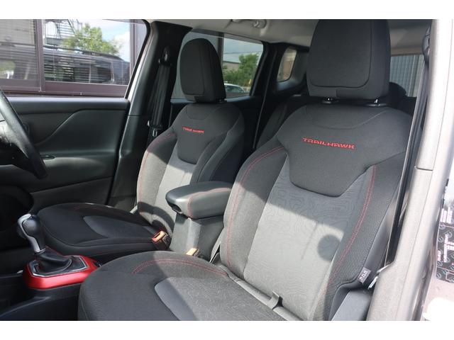 ジープ・レネゲード トレイルホーク　４ＷＤ　後期型　純正ナビ　後期型／４ＷＤ車／純正ナビ／フルセグＴＶ／Ｂトゥース／Ｂカメラ／ＬＥＤヘッドライト／オートライト／ＬＥＤフォグランプ／純正１７インチＡＷ／ルーフレール／スマートキー／プッシュスタート／電子パーキング（20枚目）