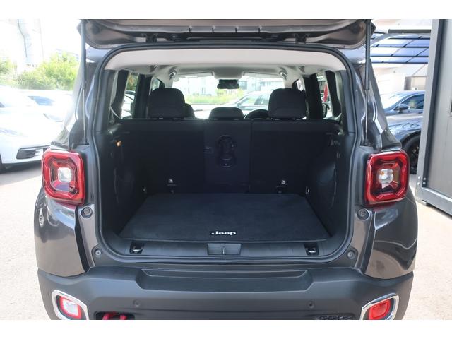 ジープ・レネゲード トレイルホーク　４ＷＤ　後期型　純正ナビ　後期型／４ＷＤ車／純正ナビ／フルセグＴＶ／Ｂトゥース／Ｂカメラ／ＬＥＤヘッドライト／オートライト／ＬＥＤフォグランプ／純正１７インチＡＷ／ルーフレール／スマートキー／プッシュスタート／電子パーキング（25枚目）
