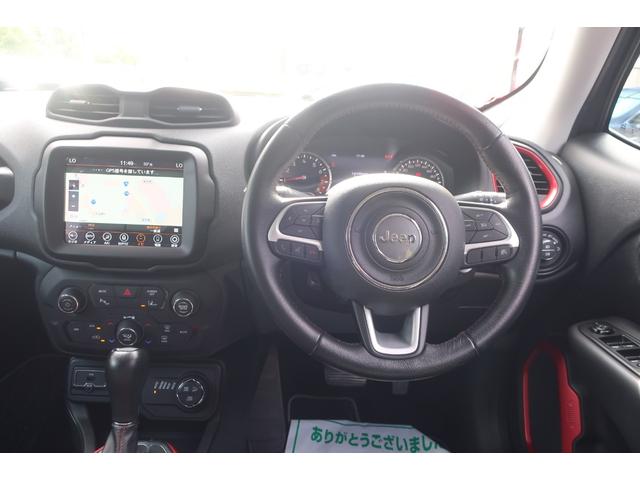 ジープ・レネゲード トレイルホーク　４ＷＤ　後期型　純正ナビ　後期型／４ＷＤ車／純正ナビ／フルセグＴＶ／Ｂトゥース／Ｂカメラ／ＬＥＤヘッドライト／オートライト／ＬＥＤフォグランプ／純正１７インチＡＷ／ルーフレール／スマートキー／プッシュスタート／電子パーキング（26枚目）