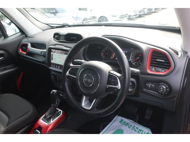 ジープ・レネゲード トレイルホーク　４ＷＤ　後期型　純正ナビ　後期型／４ＷＤ車／純正ナビ／フルセグＴＶ／Ｂトゥース／Ｂカメラ／ＬＥＤヘッドライト／オートライト／ＬＥＤフォグランプ／純正１７インチＡＷ／ルーフレール／スマートキー／プッシュスタート／電子パーキング（28枚目）