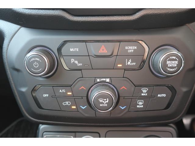 ジープ・レネゲード トレイルホーク　４ＷＤ　後期型　純正ナビ　後期型／４ＷＤ車／純正ナビ／フルセグＴＶ／Ｂトゥース／Ｂカメラ／ＬＥＤヘッドライト／オートライト／ＬＥＤフォグランプ／純正１７インチＡＷ／ルーフレール／スマートキー／プッシュスタート／電子パーキング（33枚目）