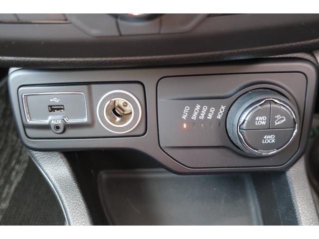 ジープ・レネゲード トレイルホーク　４ＷＤ　後期型　純正ナビ　後期型／４ＷＤ車／純正ナビ／フルセグＴＶ／Ｂトゥース／Ｂカメラ／ＬＥＤヘッドライト／オートライト／ＬＥＤフォグランプ／純正１７インチＡＷ／ルーフレール／スマートキー／プッシュスタート／電子パーキング（34枚目）