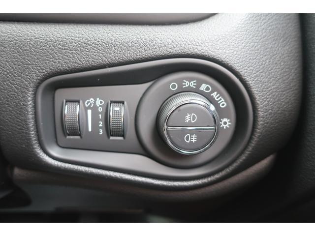 ジープ・レネゲード トレイルホーク　４ＷＤ　後期型　純正ナビ　後期型／４ＷＤ車／純正ナビ／フルセグＴＶ／Ｂトゥース／Ｂカメラ／ＬＥＤヘッドライト／オートライト／ＬＥＤフォグランプ／純正１７インチＡＷ／ルーフレール／スマートキー／プッシュスタート／電子パーキング（42枚目）